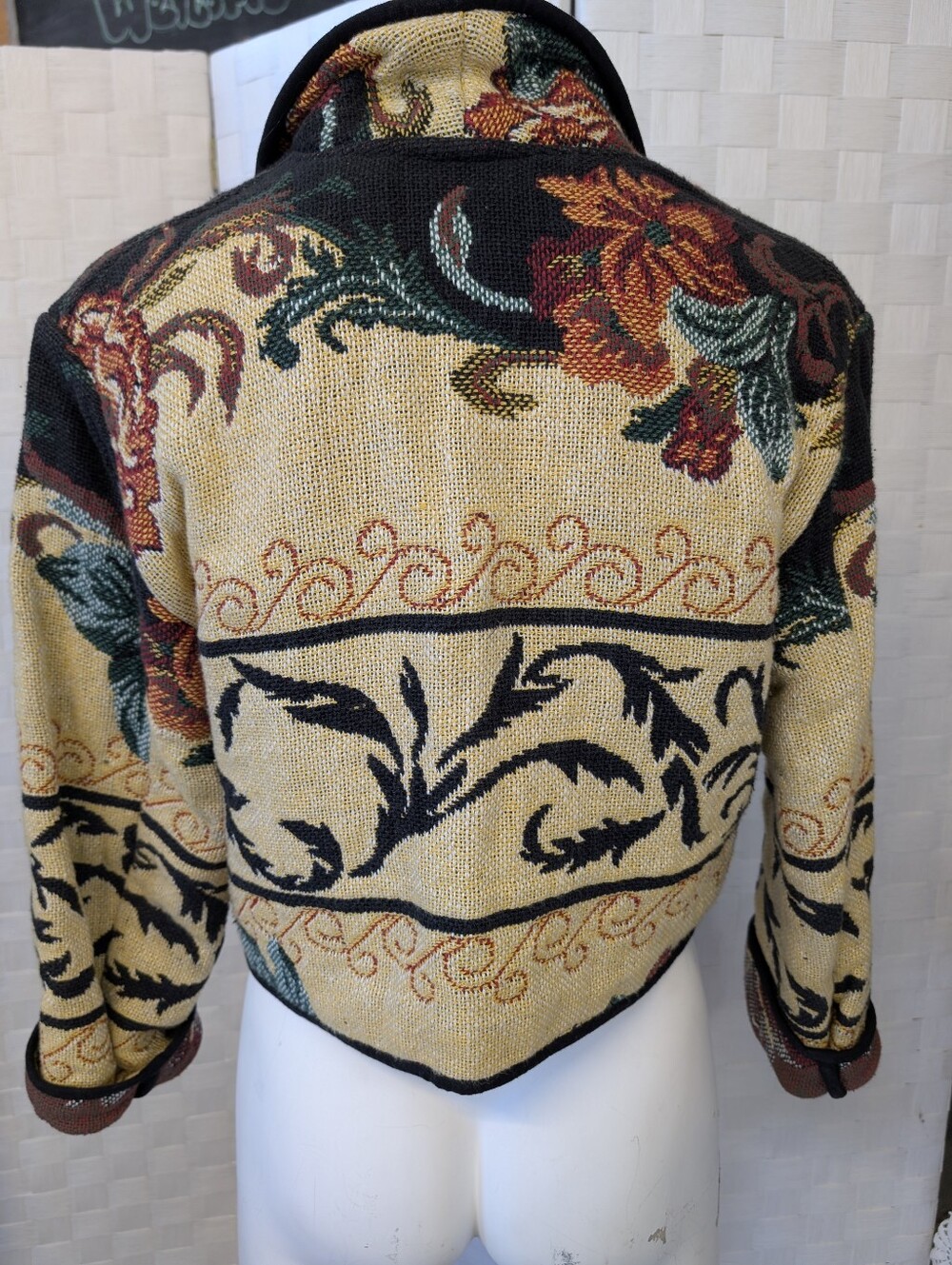Vintage Western Jacket Fabric Tapestry Floral Cropped  in Black and Cream Sz S - Picture 2 of 4